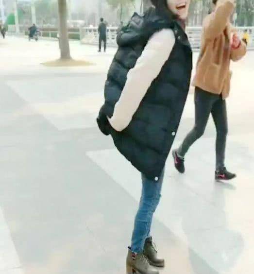 猫咪绝技就是抱大腿，顺着腿钻进主人衣服，猫咪：大佬求带 