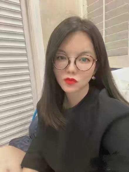 头发|李湘是真瘦了？下巴尖的不真实像p的，但穿的西装都是松垮垮的！