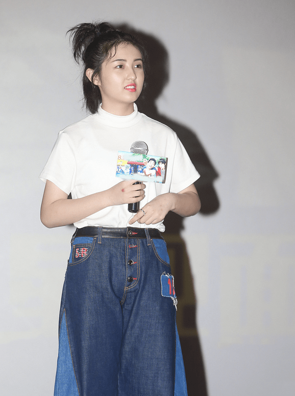脚踝|张子枫真任性，穿过脚踝的宽腿裤很显矮，可依旧美得很清纯