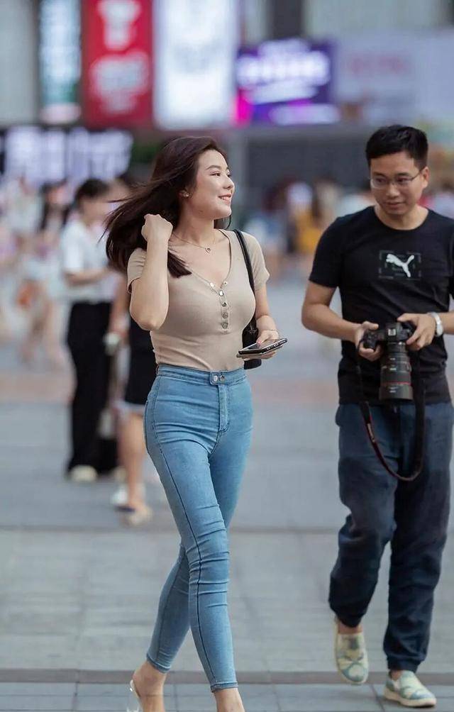 才是真|蜂腰细腿的打底裤美女，层次感特别强，令人心醉