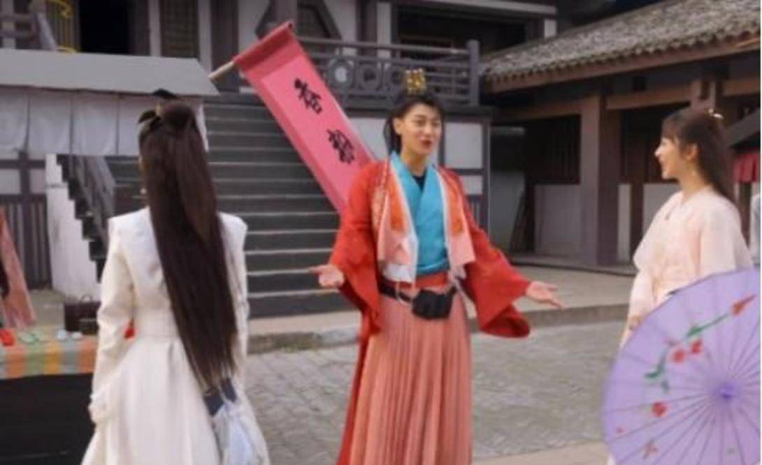 漂亮|黄子韬女装造型曝光，瓜子脸大红唇，这颜值不秒杀那些网红脸？！