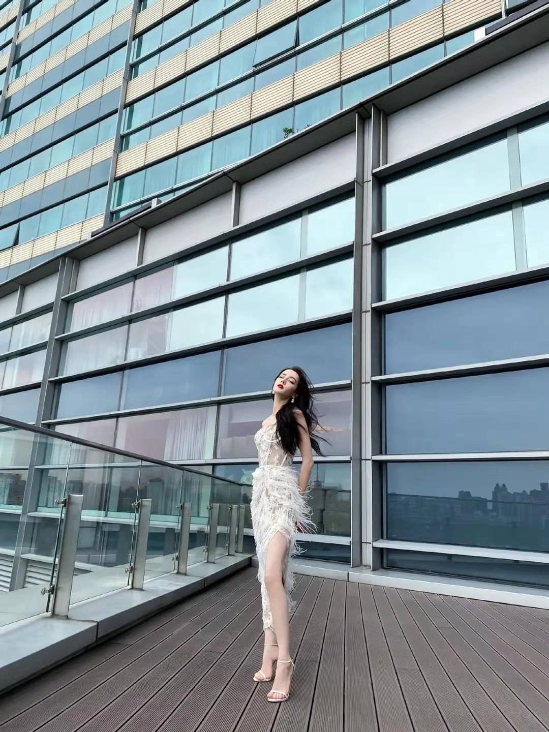 设计|热巴穿搭有一套,本以为是吊带抹胸礼服,转身配条牛仔裤还挺酷