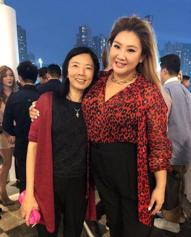 大金|郑欣宜180斤仍自信，穿红豹纹还配大金链子，90度高跟鞋勒出肉肉