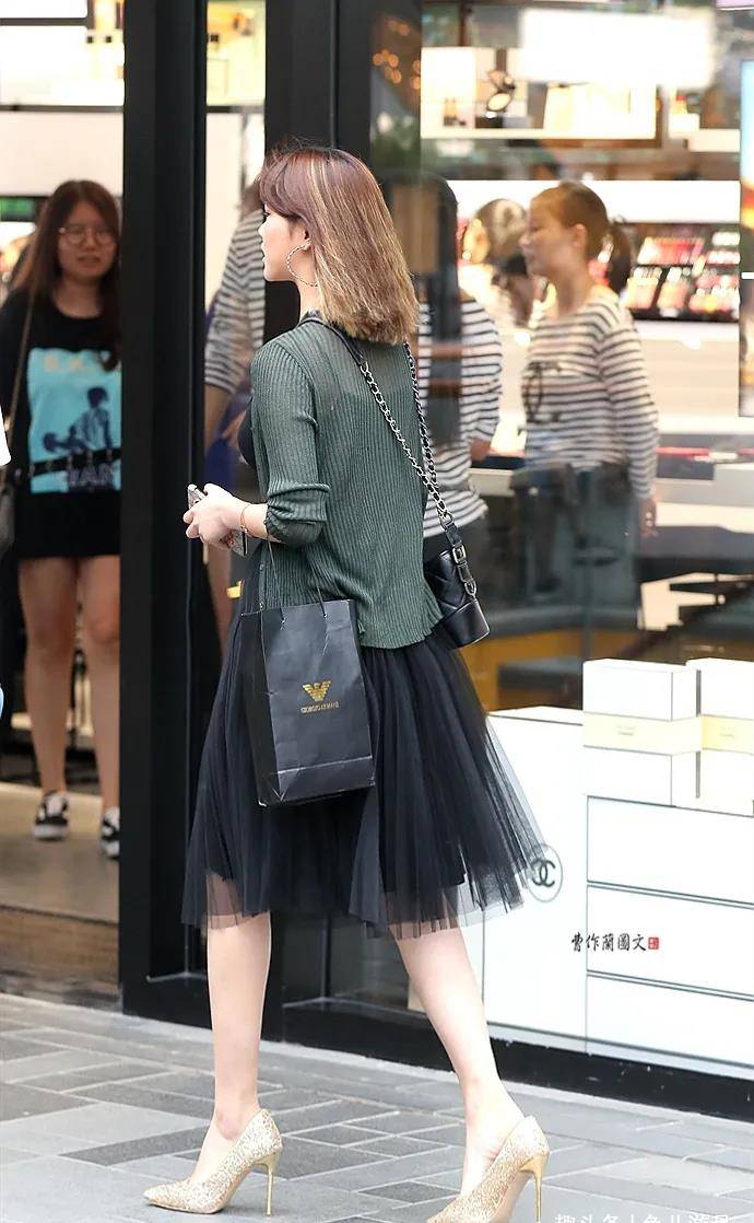 黑色|街拍：美女，用尖头细高跟添彩春装