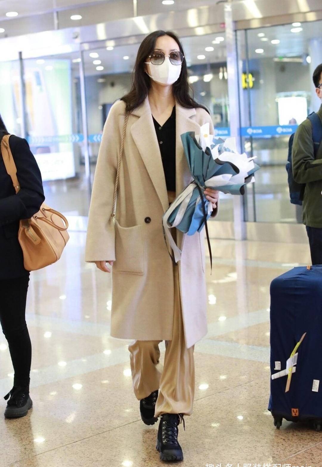 电影|韩雪罕见穿这么“嫩”，卡通黑色卫衣+运动裤，造型减龄又时髦