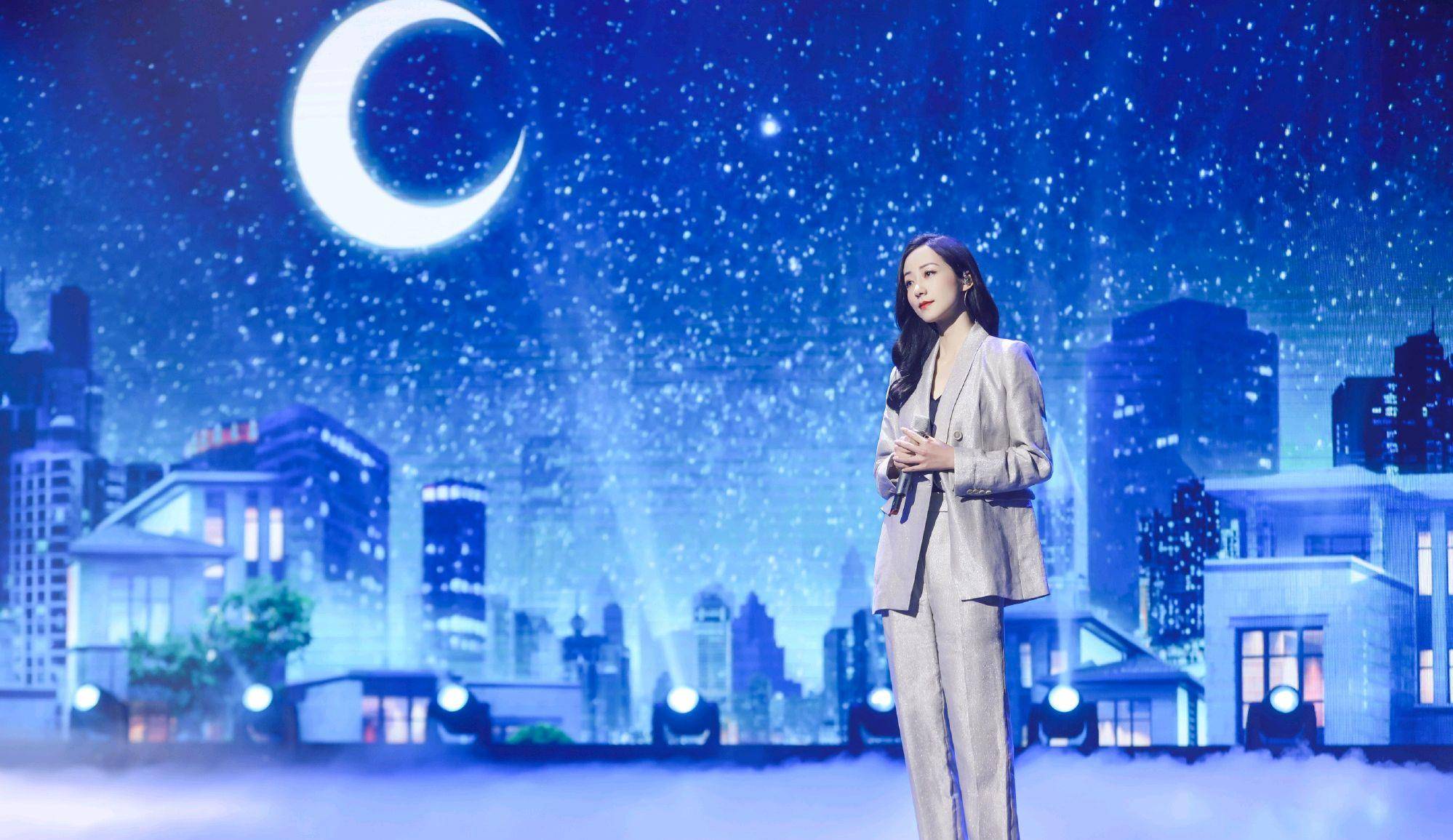 韩雪|韩雪的气质迷人，穿蓝色连衣裙巧用“细线”来点缀，高级又不单调