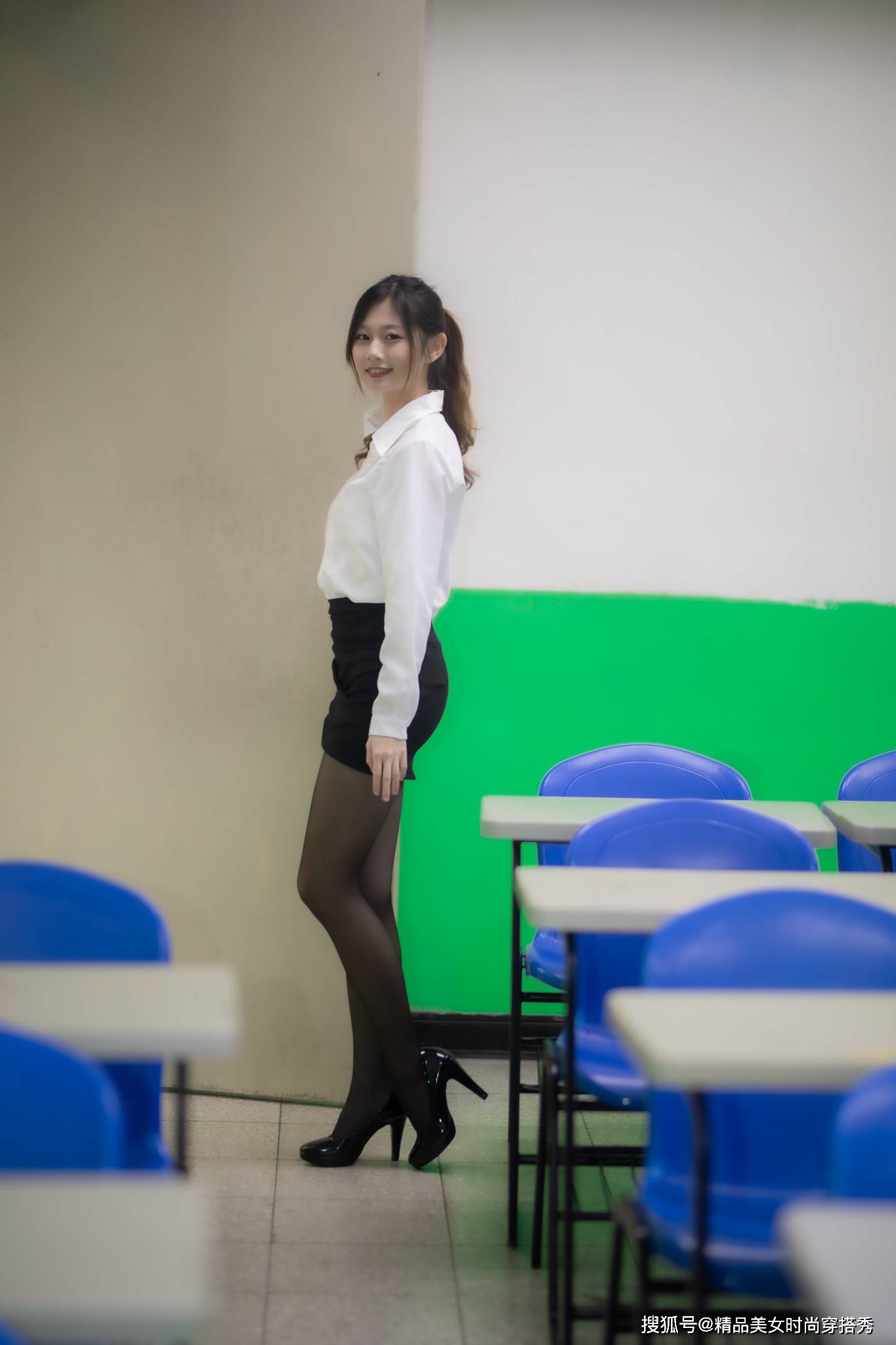 职场|白色的衬衫，黑色的短裙简约百搭，尽显干练气质