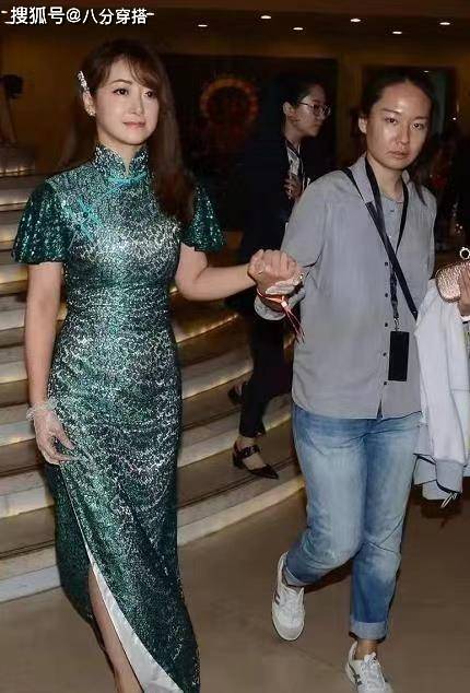 黑色|陈紫函逃过中年发福,穿绿色亮片旗袍性感时髦,身段婀娜不输少女