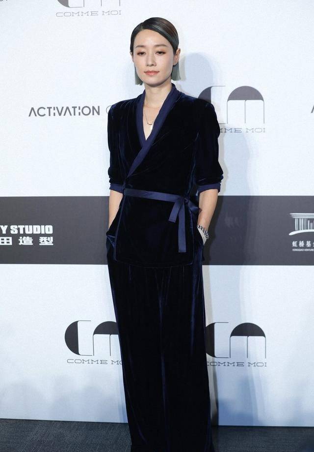 黑色|马伊琍带俩女儿三亚度假，12岁爱马穿短裤凉拖好清凉，妹妹更淑女