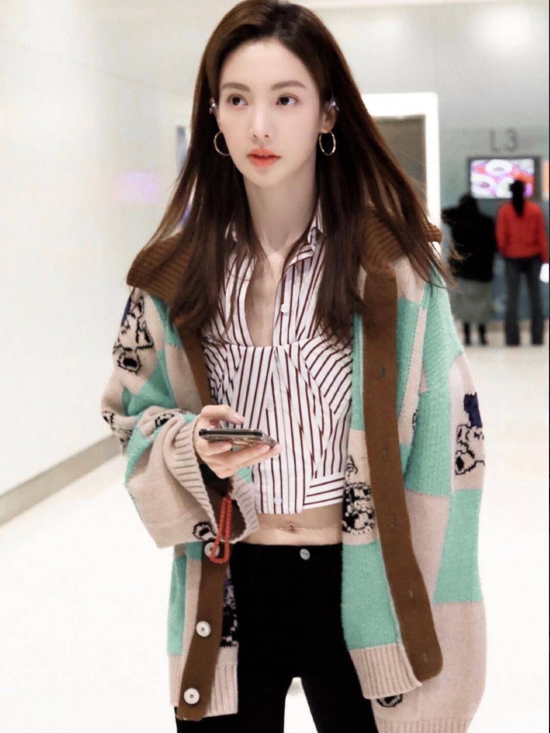 设计|金晨穿“短衫”配紧身裤走上街头，秀完美身材曲线，引领时尚潮流