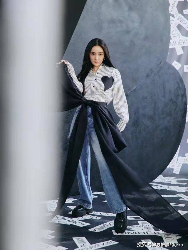路线|杨幂不走少女路线是对的，西装配黑长直凹甜酷风，气场全开好吸睛