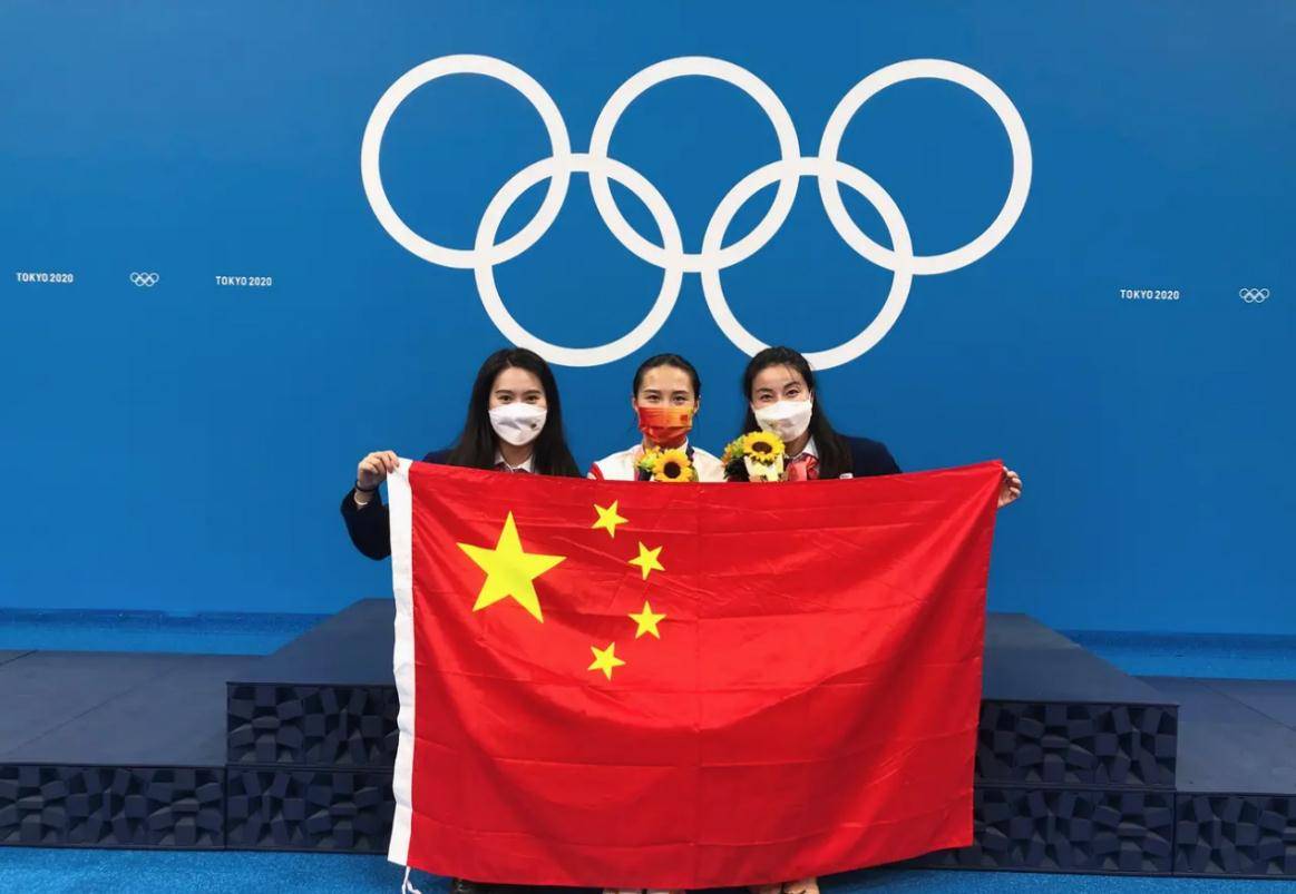 跳水|郭晶晶奥运追星成功!穿评委工作服忙合影摆爱心,跳水女王变迷妹