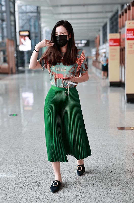 黑色|张萌真有老板娘气质,即使穿得简单都挡不住贵气感,一身绿太时髦