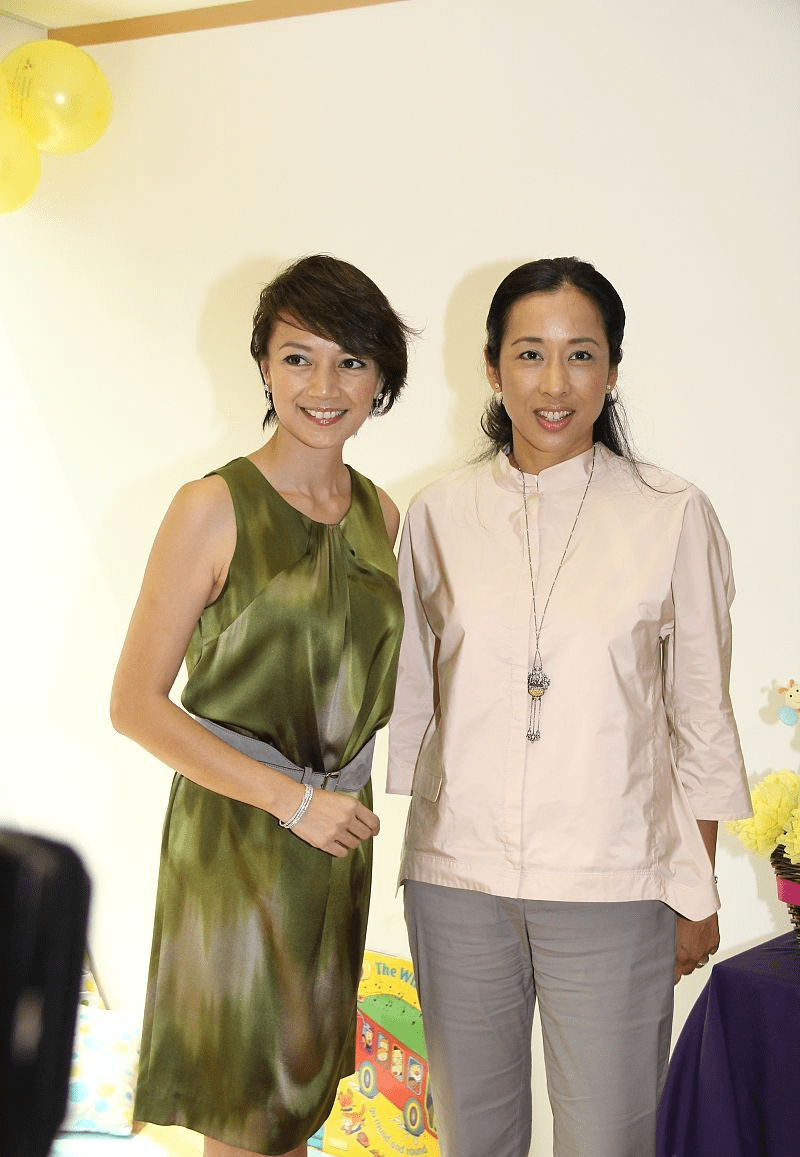 配饰|朱玲玲同框小12岁杨婉仪，穿搭低调不抢镜，手中包包撑起阔太气场