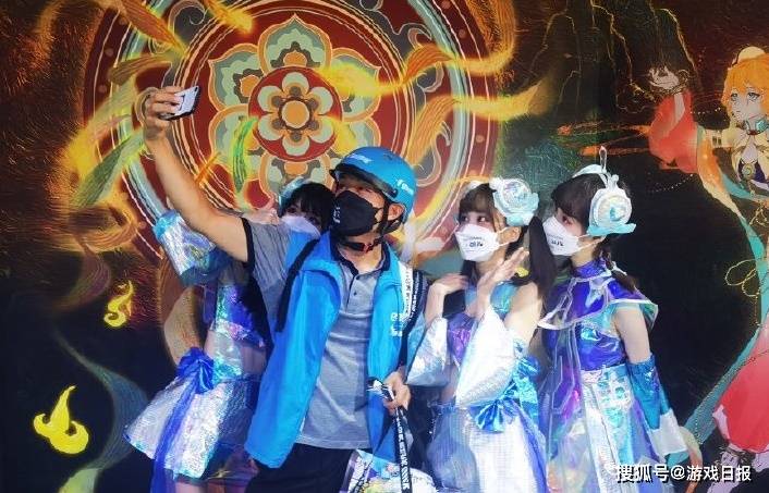 游戏|外卖小哥闯入CJ现场意外爆红！话题热度超3000万，带薪逛展太爱了