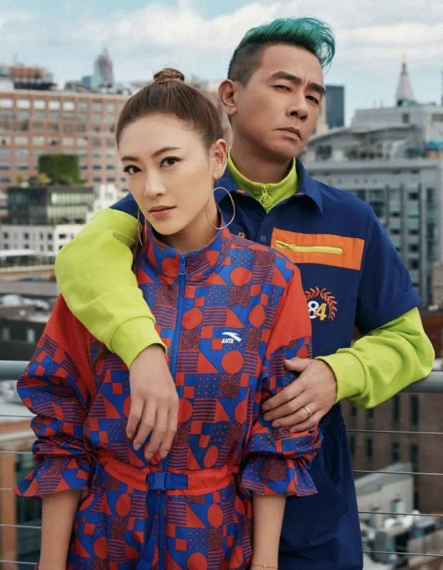 老公|应采儿素颜也精致，穿羽绒服配米色雪地靴，简约穿搭依旧时髦范