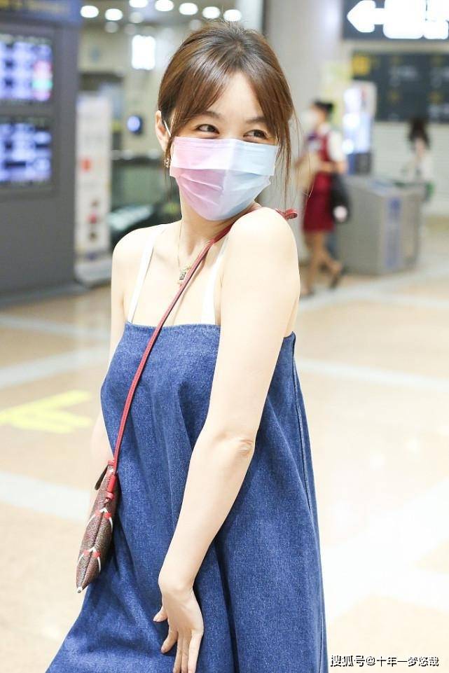 吊带|李菲儿把牛仔裙穿出“浴巾”效果，肩带和肌肤融为一体，挺别致的