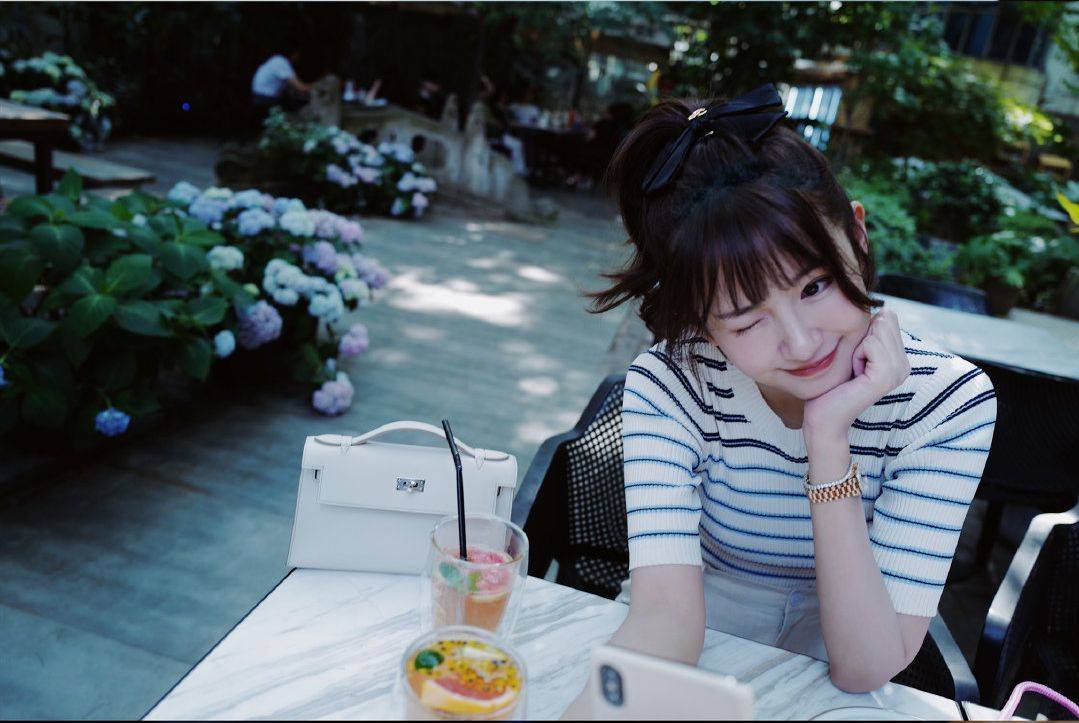 一身|陈赫老婆张子萱晒甜美写真，清纯夏日穿搭十分减龄，少女范儿十足