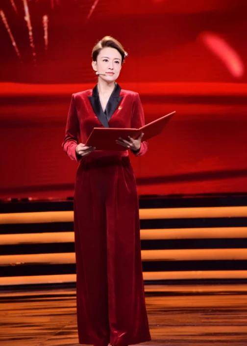 设计|张蕾才是真正不老女神，穿红色丝绒连体裤亮相，时髦洋气，太惊艳