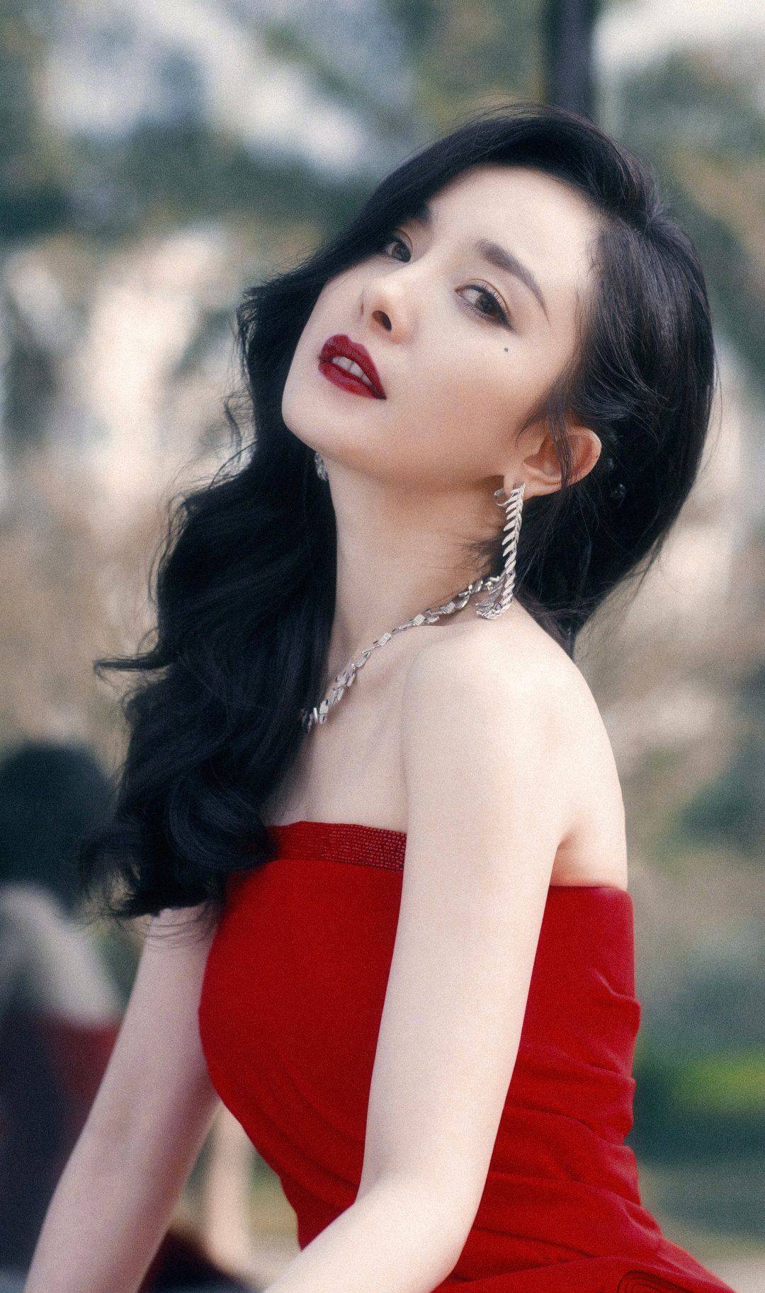 杨幂的照片感觉每一张都是壁纸 任何角度都好看 真是难得的美人 良品联社女性美容时尚经验分享专业平台