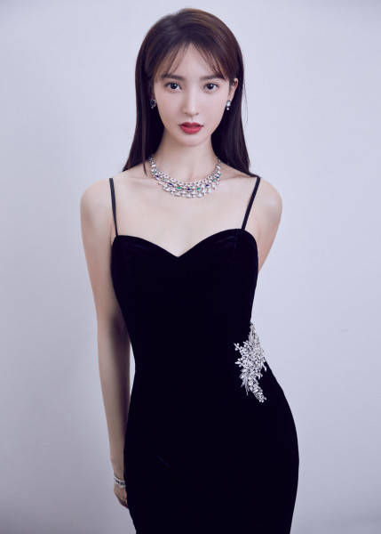 黑色|金晨舞台上真是光芒四射,露肩上衣搭配半身裙,香肩大长腿太吸睛