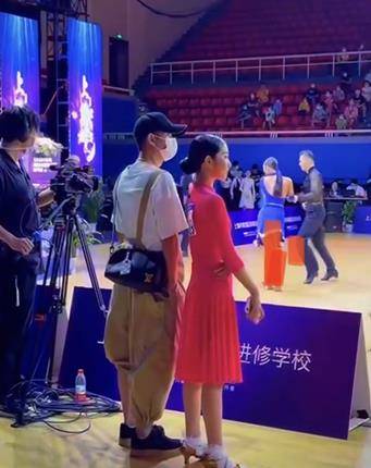 文章|文章为女儿比赛打call，穿背带裤裤脚高低不雅观，全程拍手太激动