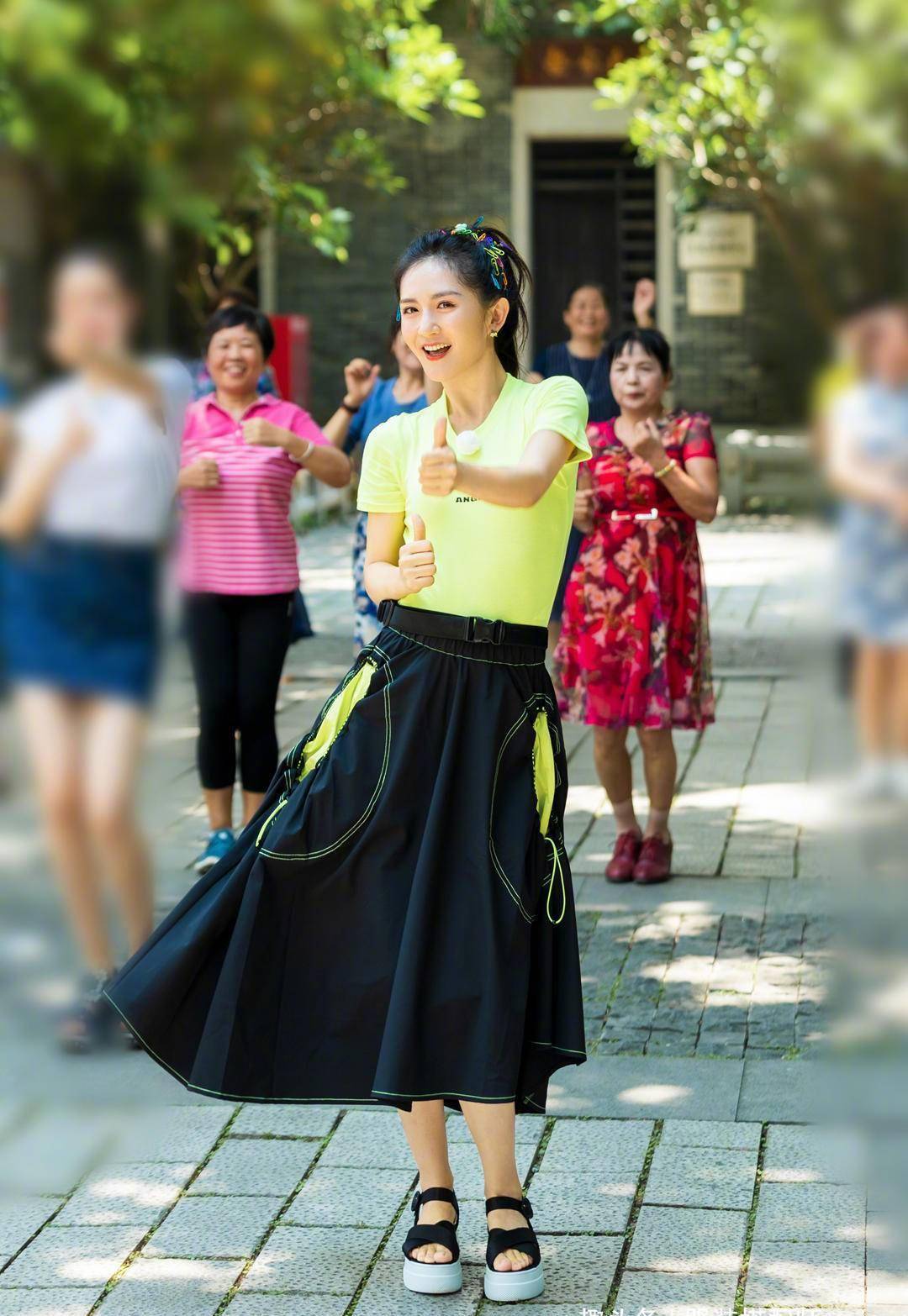 荧光|谢娜度假真会穿，荧光绿T恤配半身裙秀小蛮腰，戴满头发卡显俏皮