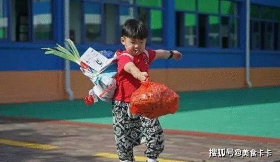 大葱|孩子背着两颗大葱去上学走红网络，打开书包更是把网友吓到了