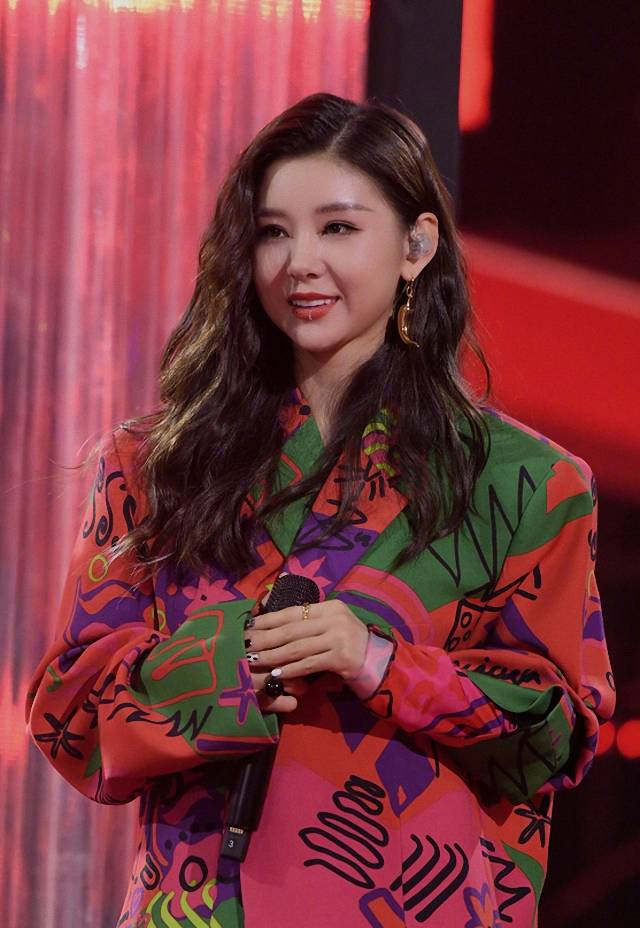 李小萌|李小萌生娃后放得开，穿涂鸦西装戴唇钉很嘻哈，朋克造型分外出彩