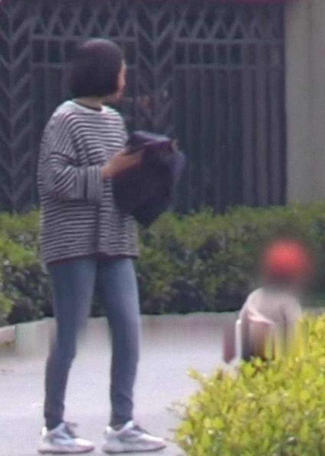 身材|朱丹挺厉害，怀二胎4个月还自己抱娃，穿宽松长袖还配紧身牛仔裤