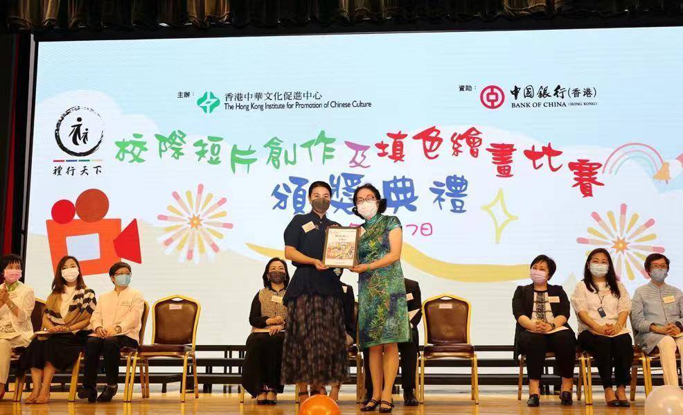 跳水|郭晶晶奥运追星成功!穿评委工作服忙合影摆爱心,跳水女王变迷妹