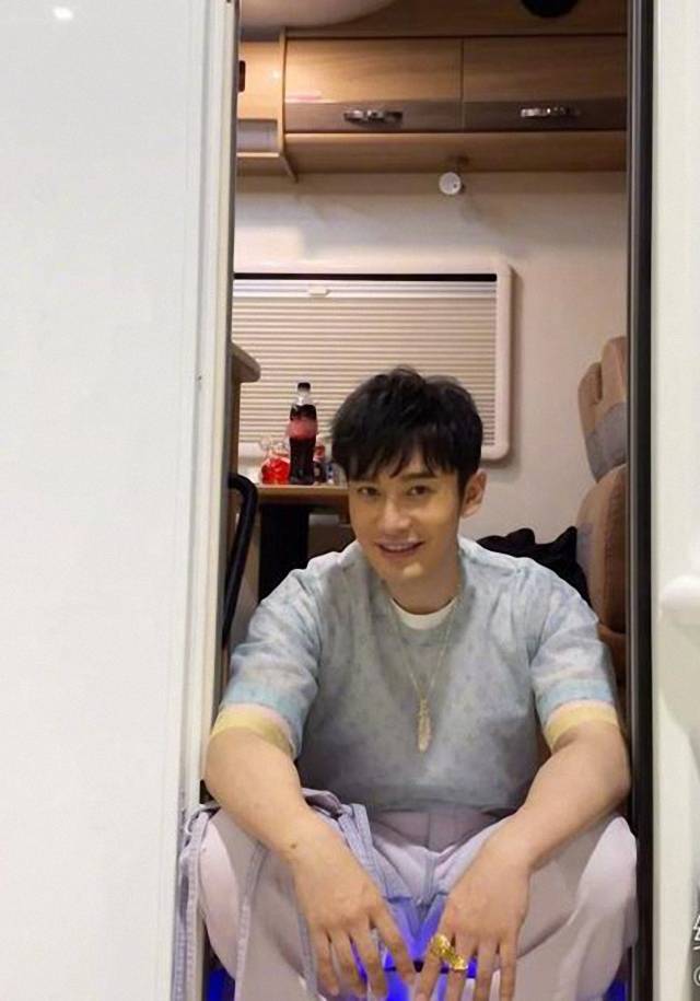 状态|黄晓明感叹感情会变，夫妻物是人非？Baby雀斑妆也遮不住仙美容颜