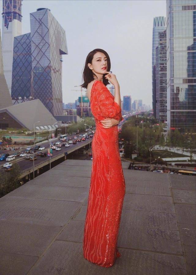 黑色|高圆圆也放开了，穿V领连衣裙还在前面挖个洞，意外时髦又好看