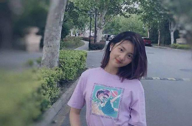 黑色|黄磊孙莉夫妻携女儿现身,13岁多多穿黑T恤满头金发,太闪亮抢镜