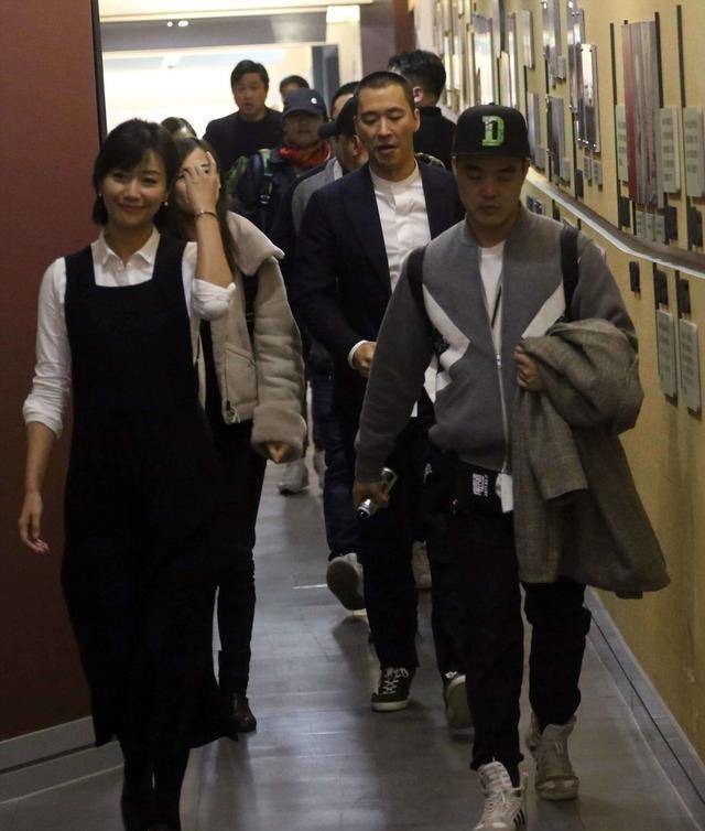 黑色|黄立行和徐静蕾出席活动，穿休闲西装配帆布鞋，又帅又痞潮范十