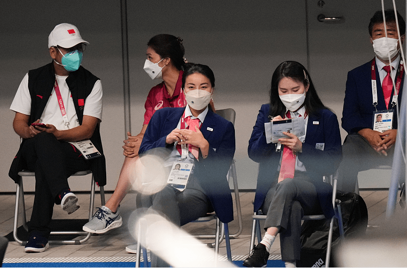 一身|郭晶晶这服装虽没什么亮点,但红配蓝好抢镜,一身气质遮都遮不住