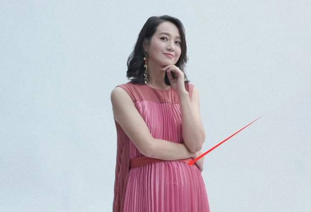 身材|朱丹挺厉害，怀二胎4个月还自己抱娃，穿宽松长袖还配紧身牛仔裤