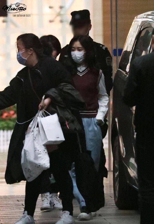 马甲|谭松韵好有少女感，针织马甲配白衬衫清新脱俗，减龄俏皮像中学生