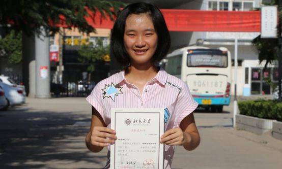 拾荒老人养育捡来的孙女,孩子考上大学后,屋外却停了辆警车_沈娟