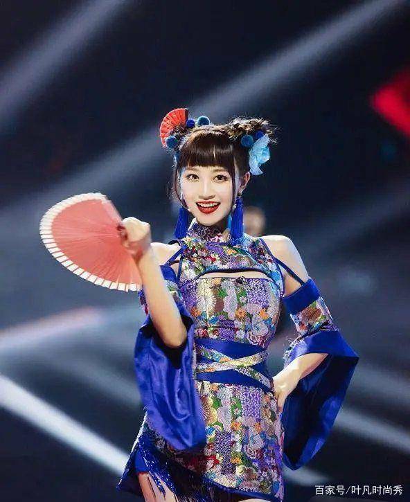舞台|蓝盈莹果然是腿精，魔鬼身材搭配婀娜身姿，网友：真是爱了爱了