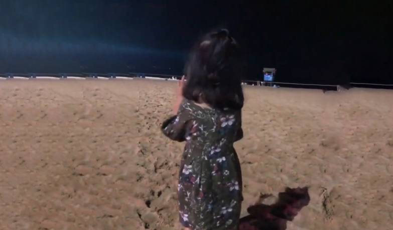 田小姐|3岁女童对大海喊出心声，结果妈妈一句话让她改口！把网友笑翻了