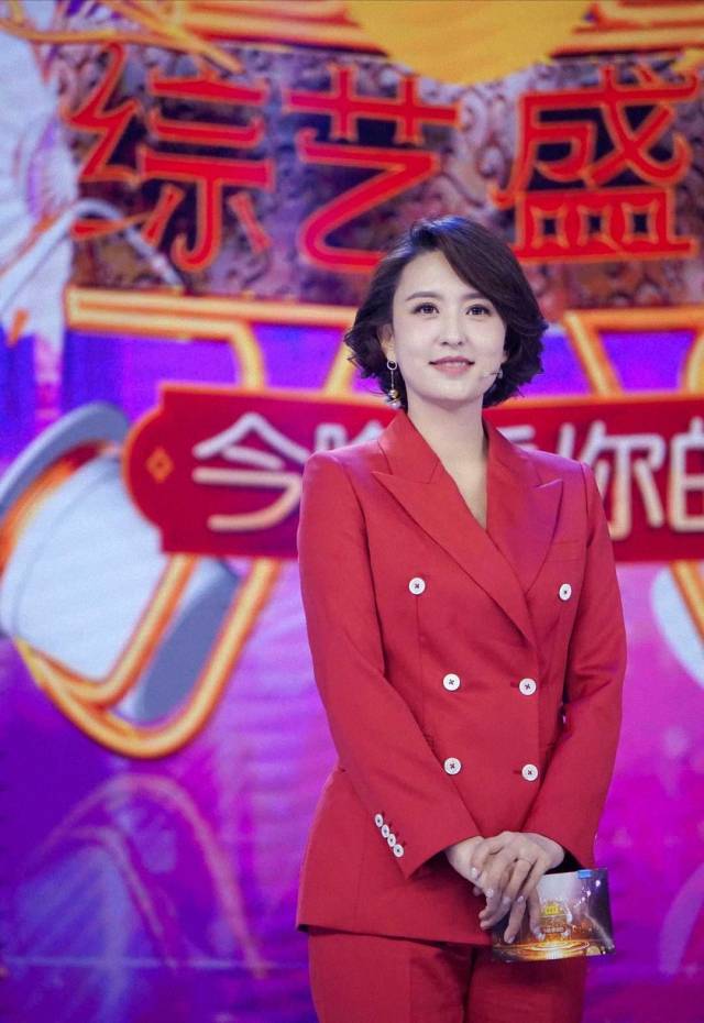 设计|张蕾罕见穿错衣，穿白色蛋糕裙不见腰身，丰腴身材显富态