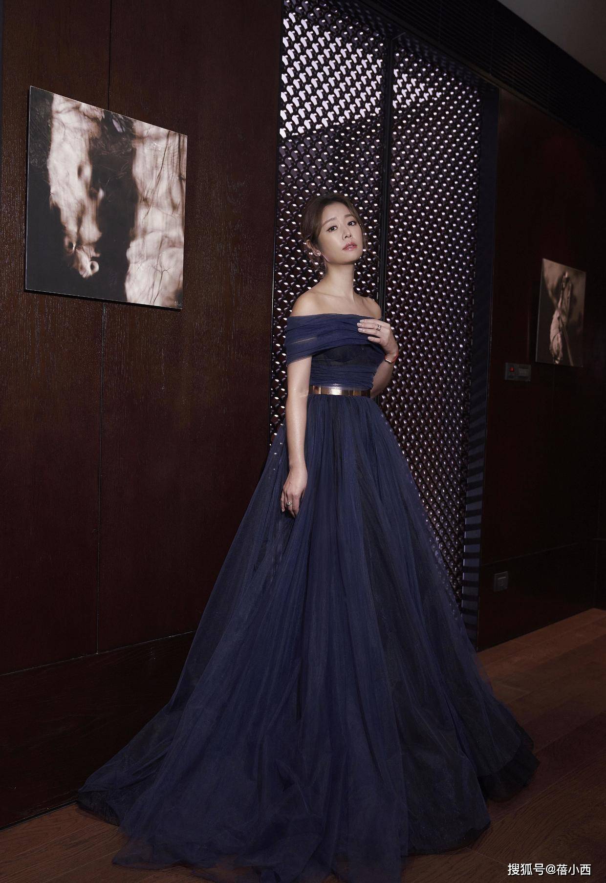 黑色|林心如生娃后尺度更大了！穿细吊带隐患气质惊艳，人红气场真大