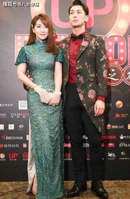 黑色|陈紫函逃过中年发福,穿绿色亮片旗袍性感时髦,身段婀娜不输少女