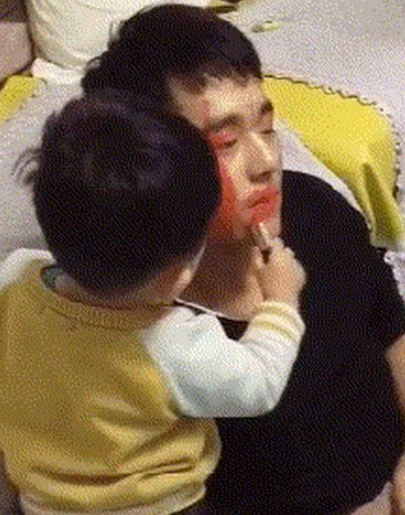 垃圾|搞笑gif图片笑话段子：阿姨，你先去洗洗脸我再亲你