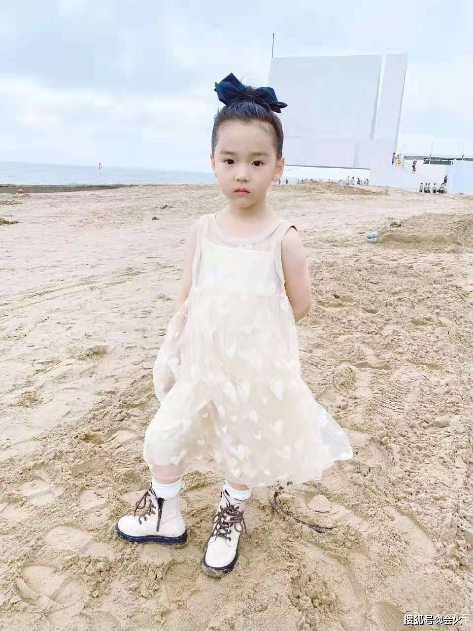 社交|董璇女儿晒沙滩走秀照，五官精致得像洋娃娃，背手大佬站姿酷帅十足