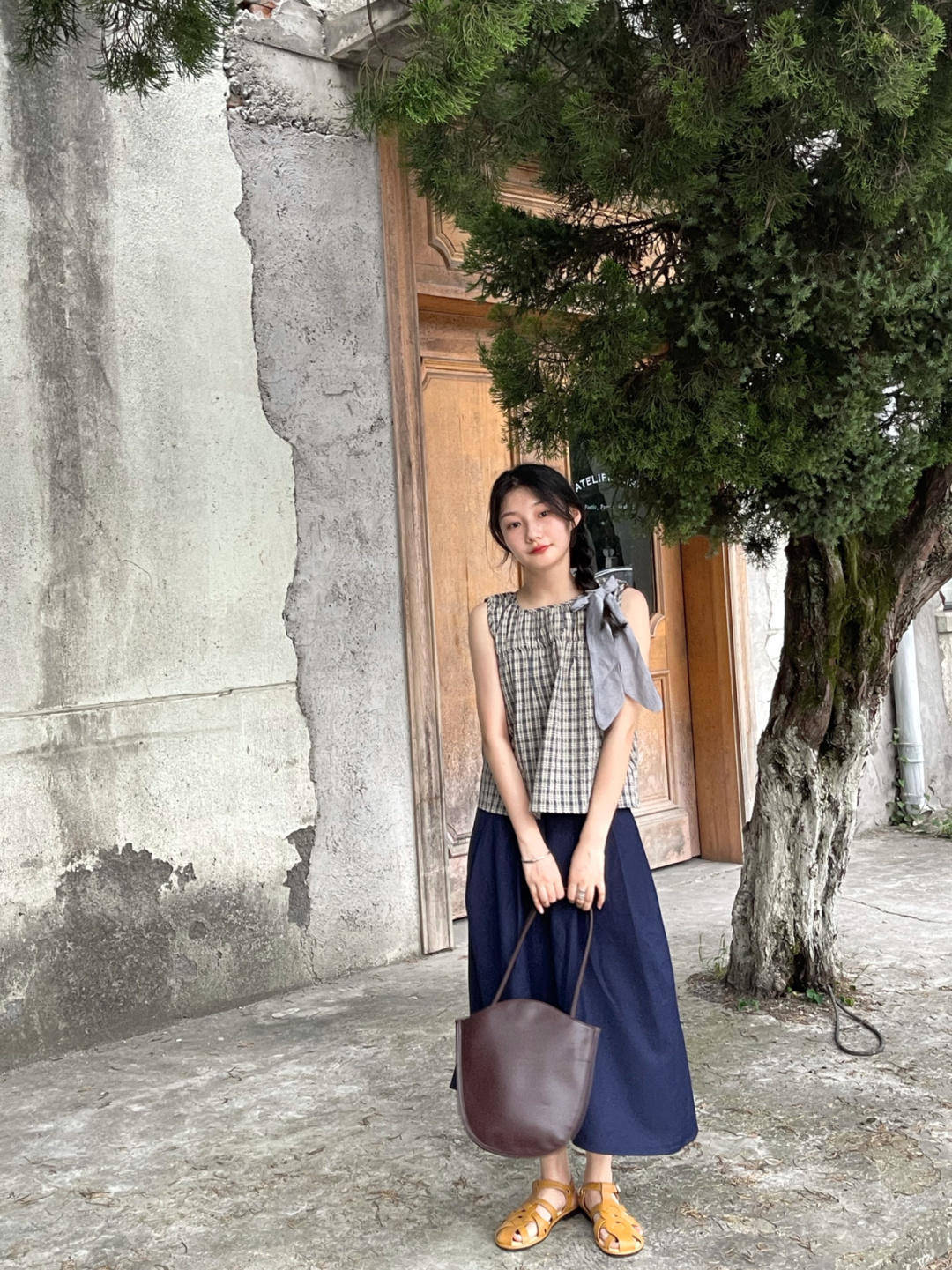 毛衣|早秋的这些搭配太好看了吧!橘红色毛衣马甲配牛仔裙、休闲又保暖