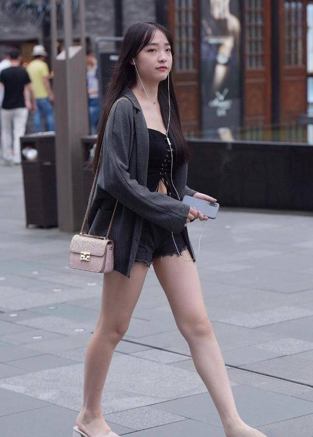 透视|时尚俏皮的打底裤凸显优雅姿态，展现你的美丽气质，在时尚中减龄