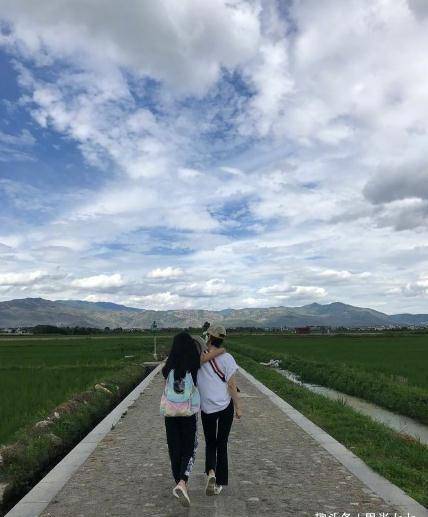 马伊琍|马伊琍牵俩女儿走机场，11岁扎公主头好乖巧，小女儿走路姿势霸气