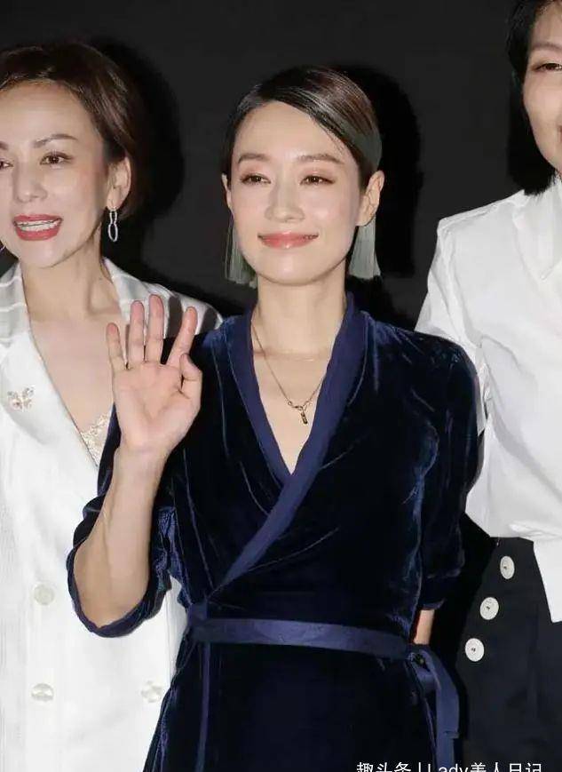 蓝灰|马伊琍又任性了，染一头蓝灰发色太显老，短发太过凌厉不女人